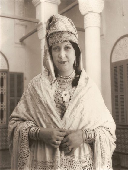 Juive citadine de Salé portant son costume "Keswa el-Kbira" avec un grand châle blanc de manille, souvenir de l'Andalousie médiévale - Besancenot, Jean 1935