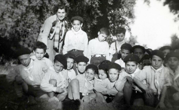 Ecole Yeshoua Corcos. Activités scoutes. Melle Ohana, institutrice, et ses louveteaux, élèves de l’école - 1950