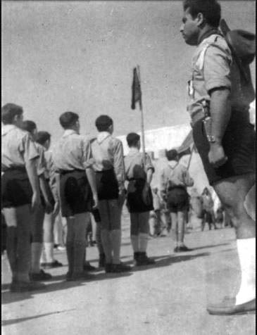 Jeunes scouts israélites de l’Ecole défilant le jour de la proclamation de l’Indépendance du Maroc - 1956